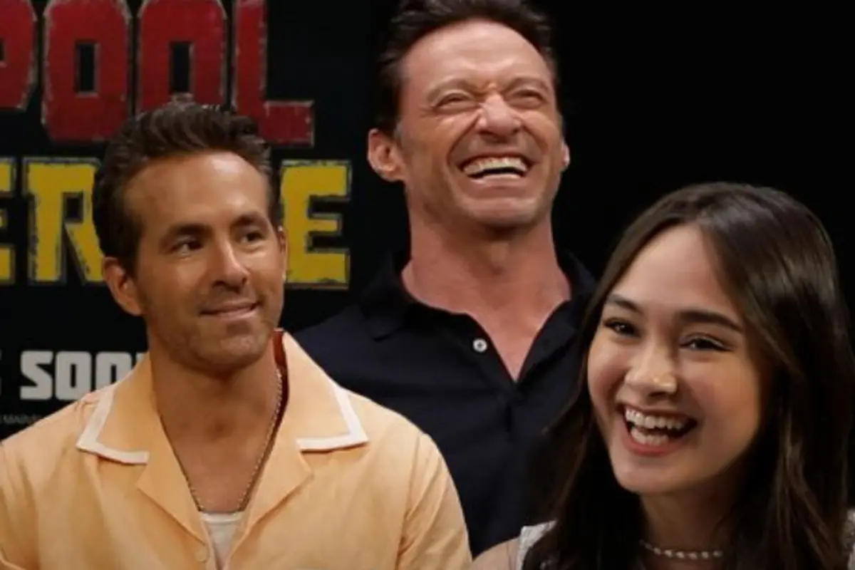 OOTD Menawan Caitlin Halderman Pakai Wastra Saat Wawancara Ryan Reynolds dan Hugh Jackman untuk Deadpool & Wolverine