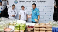 Deputi Pemberantasan BNN Pusat, Irjen Arman Depari memeriksa barang bukti kasus peredaran narkotika di Kantor BNN, Jakarta, Kamis (9/11). BNN kembali membongkar sindikat narkoba yang terafiliasi dengan jaringan di Malaysia. (Liputan6.com/Faizal Fanani)