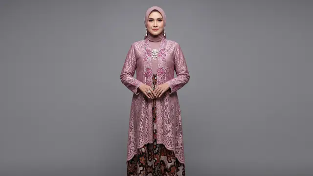 Gamis Batik Brokat dengan Detail Bordir di Dada