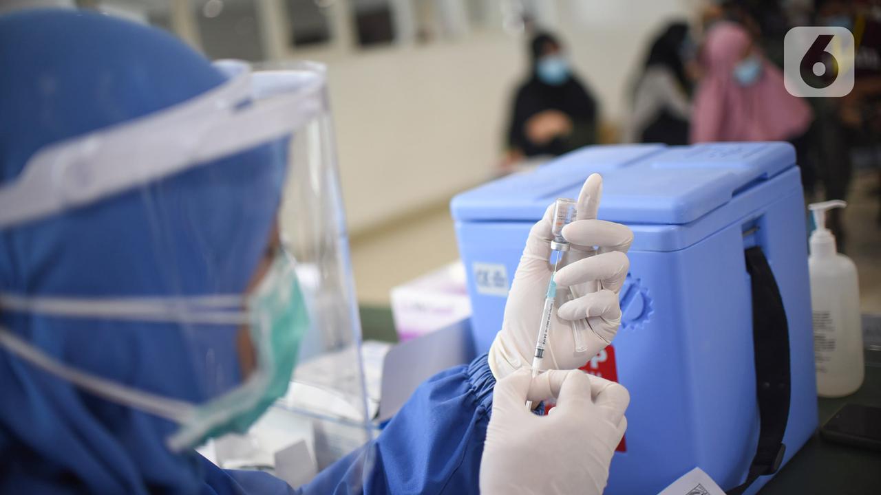 Ribuan Tenaga Kesehatan Jalani Vaksinasi di Rumah Sakit Darurat Covid-19 Wisma Atlet Kemayoran