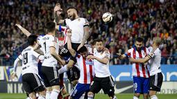 Bek Valencia, Nicolas Otamendi duel udara dengan pemain Atletico Madrid pada laga La Liga di Stadion Vicente Calderon, Spanyol, Minggu (8/3/2015). City mengeluarkan dana sekitar 35 juta Poundsterling untuk merekrut Otamendi. (AFP Photo/Dani Pozo)