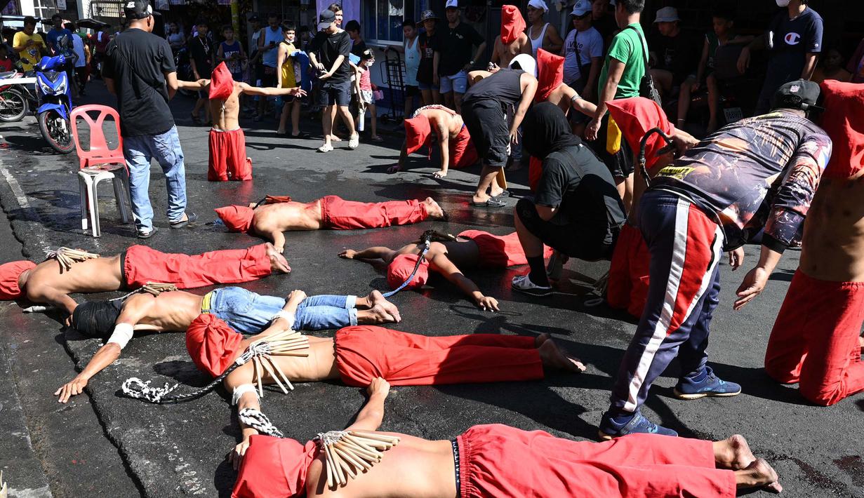 Jalan Salib yang diperagakan mengisahkan kesengsaraan penyaliban Yesus Kristus sebagai perlambang penebusan dosa pengikutnya. (Ted ALJIBE/AFP)