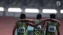 Para pelari asal Jawa Timur merayakan kemenangan pada Kejurnas Atletik 2019 nomor 4x100 meter estafet senior putra di Stadion Pakansari, Bogor pada Rabu (8/8/2019). Kejurnas Atletik berlangsung dari 3 hingga 7 Agustus. (Bola.com/Vitalis Yogi Trisna)