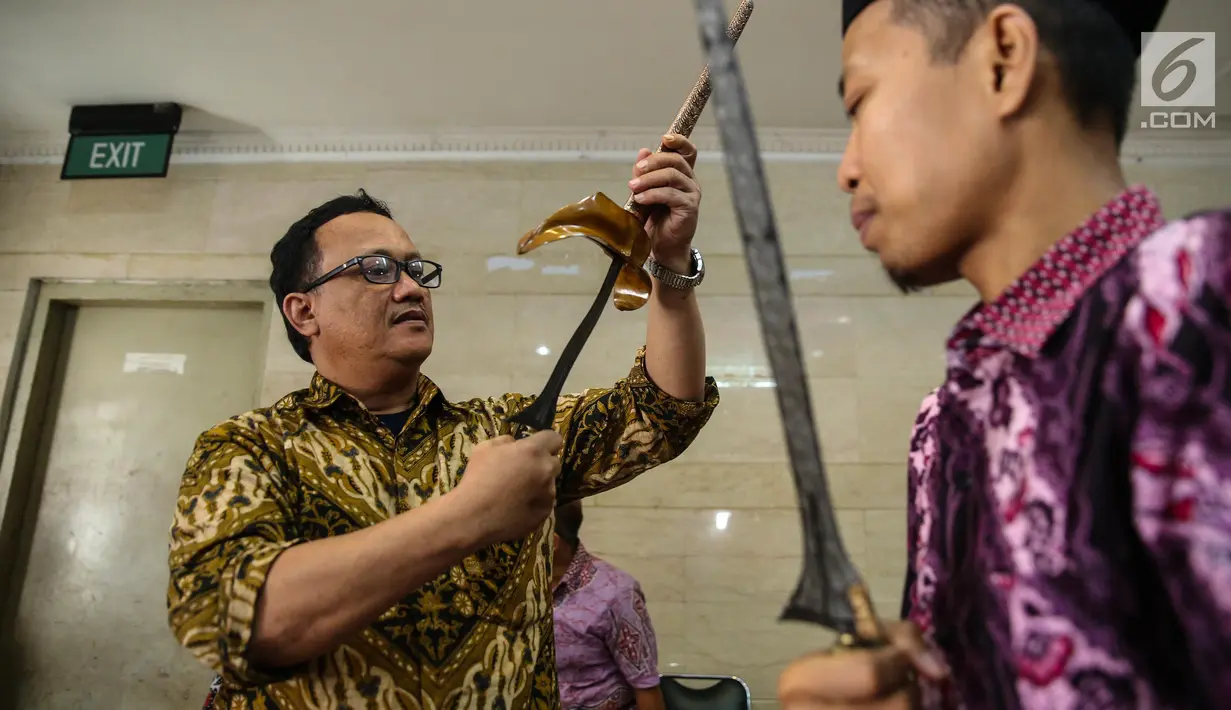 Pengunjung melihat koleksi keris dari Paguyuban Tosan Aji Jayakarta yang dipamerkan dalam acara silaturrahim Kebudayaan di Gedung PBNU, Jakarta, Jumat (28/7). Sebanyak 99 keris dari Bali dan Jawa dipamerkan. (Liputan6.com/Faizal Fanani)
