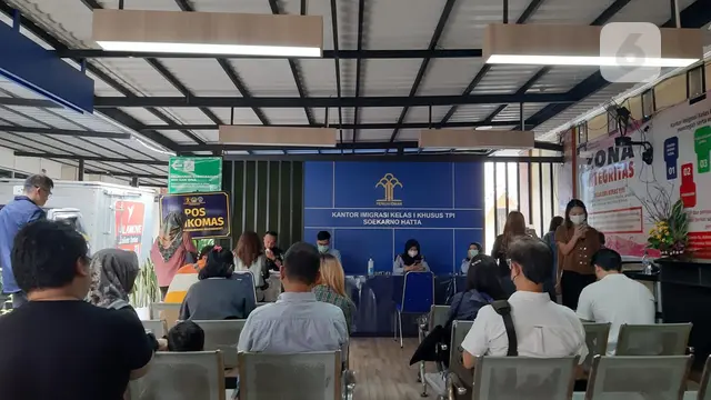 Suasana pembuatan paspor di Kantor Imigrasi Bandara Soekarno-Hatta, Tangerang, Selasa (11/4/2023).