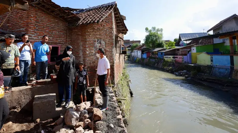 Bupati Banyuwangi Ipuk Fiestiandani, meninjau perbaikan tanggul Suangi Kalilo yang rusak akibat banjir (Istimewa)