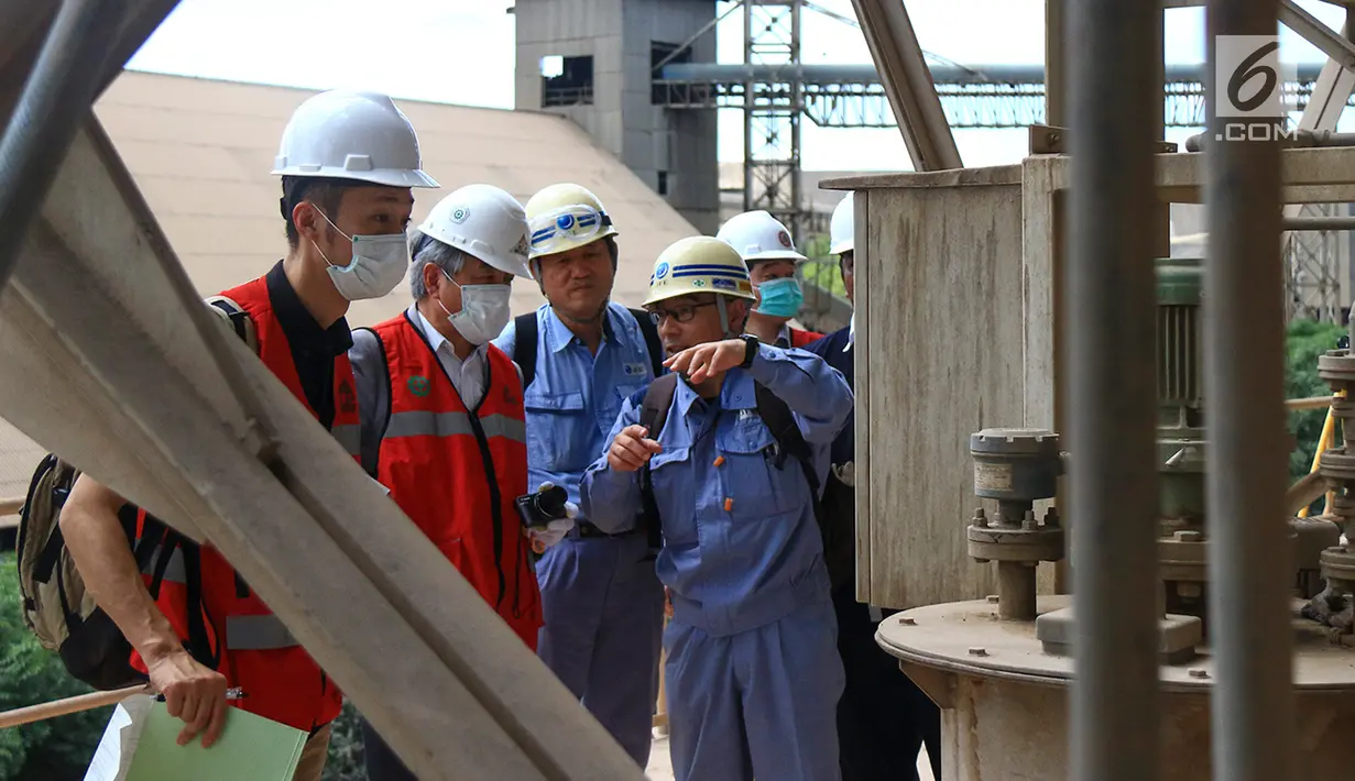CEO GEC Foundation, Kunihiro Suga meninjau pembangkit tenaga listrik bertenaga gas buang di pabrik Tuban, (27/2). PT Semen Indonesia dan JFE Engineering Jepang berkomitmen Waste Heat Recovery Power Generation WHRPG ramah lingkungan.(Liputan6.com/Pool/Eko)