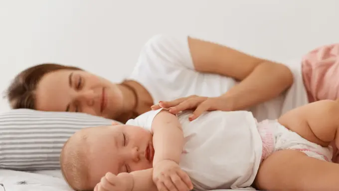 Capek Begadang Terus? Begini Cara Sleep Training agar Bayi Tidur Mandiri Tanpa Drama [Dok/freepik.com]