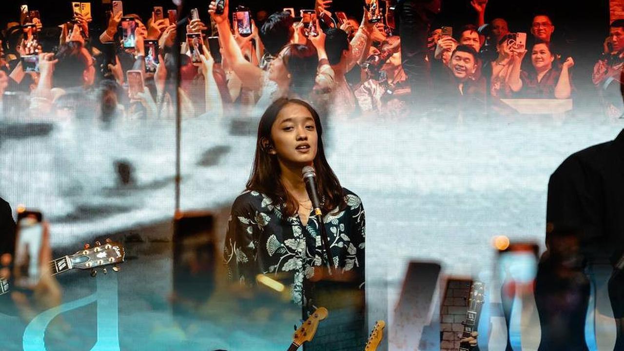 Sempat Digoda Penonton, Ini 8 Potret Aishameglio Putri Duta Sheila On 7 Saat Manggung Bareng - Sang Ayah Ungkap Tugas Utama Anaknya