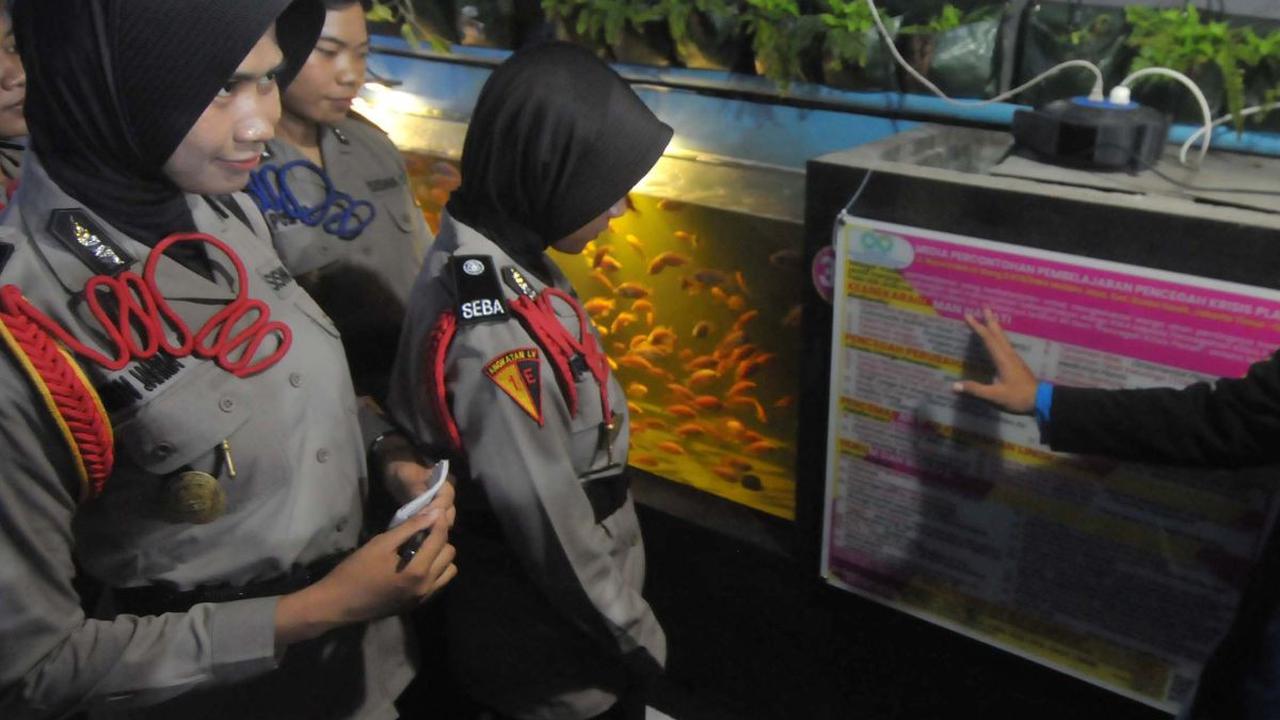 Sejumlah siswa Bintara Polwan melihat kolam gizi yang dibangun warga RT008/RW04 Malaka Jaya, Duren Sawit, Jakarta Timur, Kamis (2/5/2024). Berlokasi di pinggiran Gang 8 Jalan Nusa Indah IV, kolam gizi ini menarik perhatian siswa Bintara Polwan karena mem