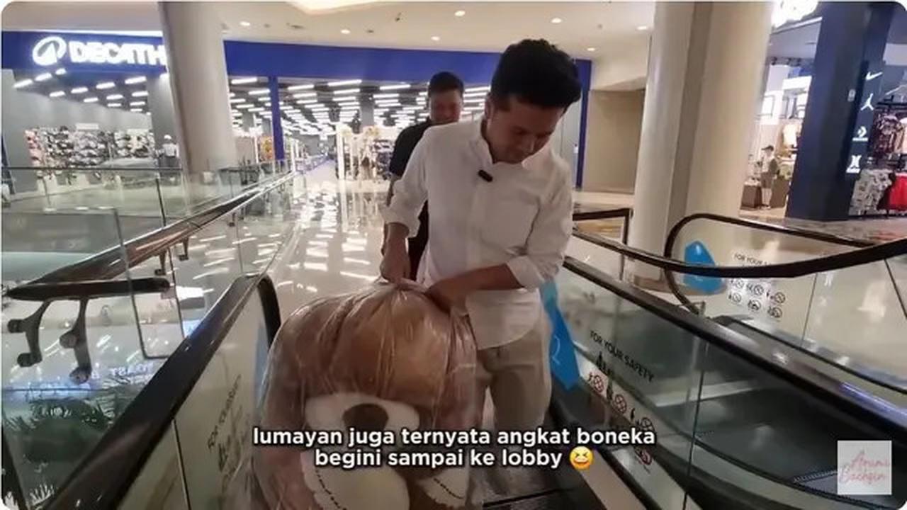 6 Potret Kejutan Ultah Arumi Bachsin ke-31 dari Emil Dardak, Dapat Boneka Raksasa