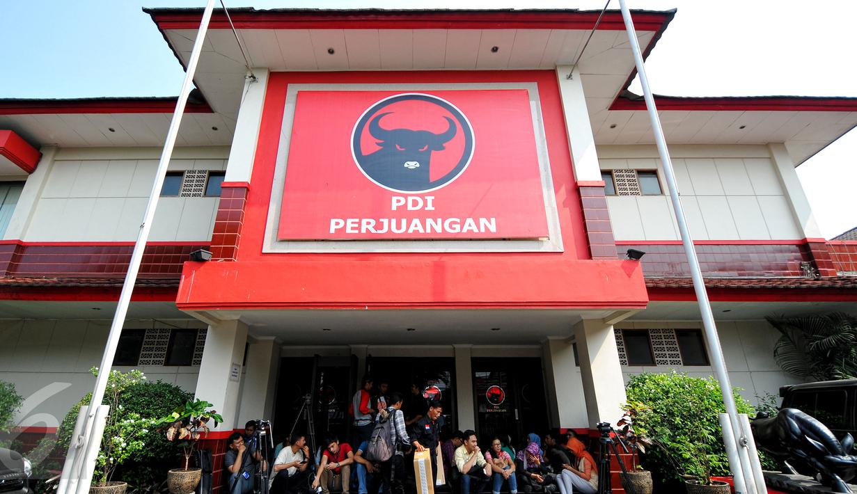 Sejumlah awak media menunggu depan kantor DPP PDIP, Jakarta, sebelum acara pembukaan sekolah calon kepala daerah PDIP, Minggu (28/6/2015). Sekolah politik diharapkan mampu menghasilkan calon kepala daerah yang berkualitas.(Liputan6.com/Yoppy Renato)