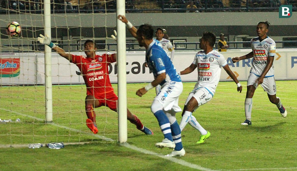 Striker Persib Bandung, Airlangga Sucipto, mencetak gol ke gawang Arema FC pada laga persahabatan di Stadion GBLA, Bandung, Minggu (18/3/2018). Persib menang 2-1 atas Arema FC. (Bola.com/Asprilla Dwi Adha)