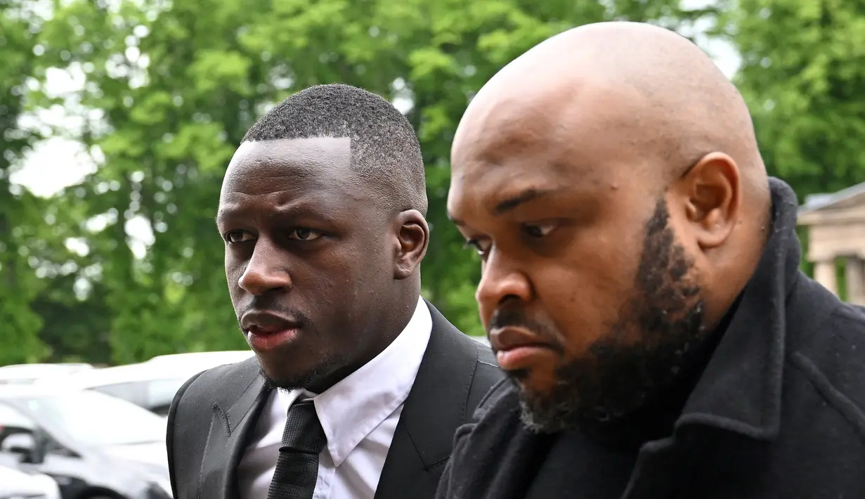<p>Bek Manchester City, Benjamin Mendy (kiri) tiba untuk sidang pra-persidangan di Pengadilan Chester Crown untuk sidang pra-persidangan di Chester, Inggris (23/5/2022). Mendy, yang dituduh oleh lima wanita atas tujuh tuduhan pemerkosaan dan satu serangan seksual, telah ditahan sejak ditangkap dan didakwa pada 26 Agustus tahun lalu. (AFP/Paul Ellis)</p>