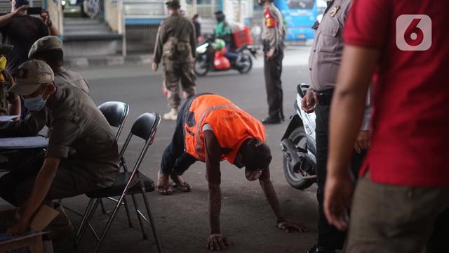 FOTO: Petugas Gabungan Gelar Razia Masker di Kampung Melayu