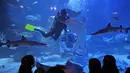Pengunjung melihat penyelam memberi makan ikan di Jakarta Aquarium and Safari selama Ramadhan di Jakarta (6/4/2022). Muslim di seluruh dunia merayakan minggu pertama Ramadhan, bulan paling suci dalam kalender Islam, di mana mereka menahan diri dari makan, minum dari fajar hingga senja. AP Photo/Dita