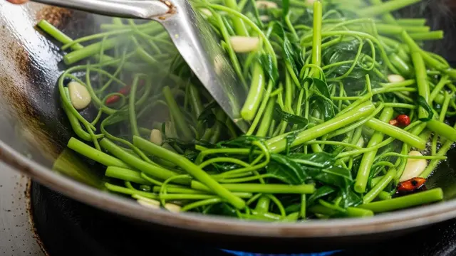 Tips Menumis Kangkung Tetap Hijau