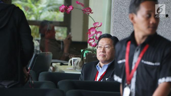 CEO Lippo Group James Riady (tengah) menunggu pemeriksaan di Gedung KPK, Jakarta, Selasa (30/10). James Riady diperiksa sebagai saksi untuk sembilan tersangka. (Merdeka.com/Dwi Narwoko)