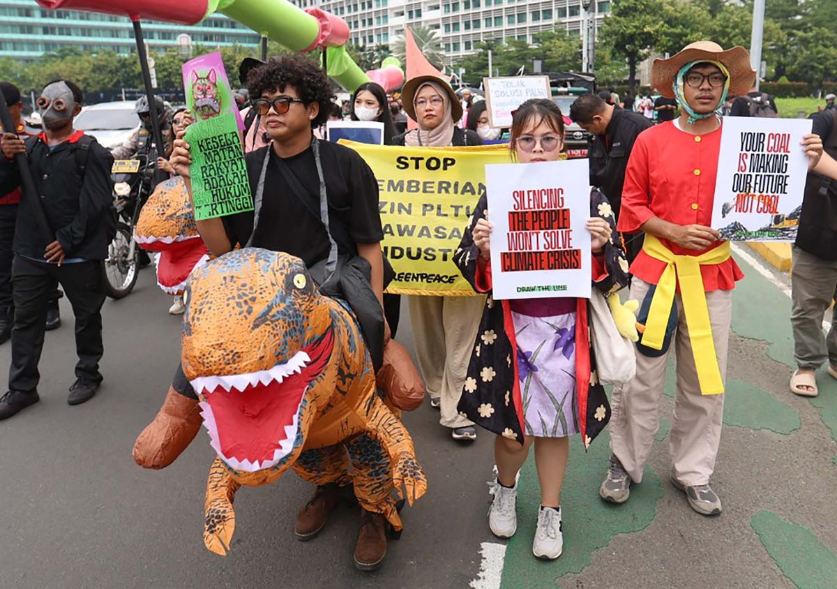 FOTO: Long March Aksi Iklim di Jakarta, Desak Prabowo Tegaskan Komitmen di PBB