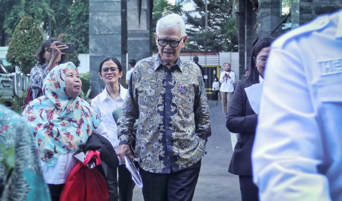 "Tapi MK ini beda. Kita harus menjaga kehormatan sembilan hakim. Maka, ini tertutup karena kita harus menjaga haknya para hakim untuk tidak diguyo-guyo," kata Jimly di Gedung MK, Jakarta Pusat, Kamis (26/10).<br>