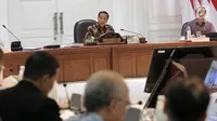 Presiden Joko Widodo atau Jokowi saat memimpin rapat terbatas membahas percepatan pengadaan rumah tinggal bagi ASN/PNS, TNI, dan Polri di Istana Kepresidenan, Jakarta, Senin (16/4). (Liputan6.com/Angga Yuniar)