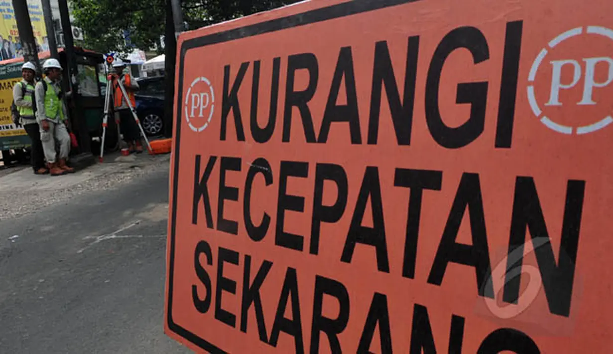 Uji fisik tanah untuk pembangunan proyek Jalan Layang Tendean-Ciledug di daerah Mayestik, Jakarta Selatan, Rabu (4/1/2015). (Liputan6.com/Johan Tallo)