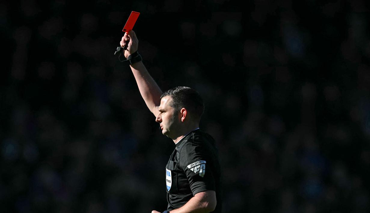 Insiden yang terjadi pada menit kedelapan itu segera mendapat sorotan tajam. Wasit memberikan kartu merah setelah tinjauan VAR. (AFP/Glyn Kirk)
