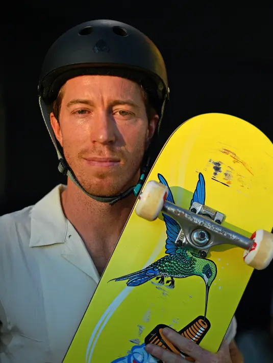 Snowboarder Shaun White berpose saat berlatih skateboard di World Park Skateboarding Championship di Sao Paulo, Brasil, Senin (9/9/2019). Snowboarder gaya bebas peraih tiga medali emas Olimpiade tersebut memutuskan untuk bersaing secara profesional di skateboarding. (Carl De Souza/AFP)