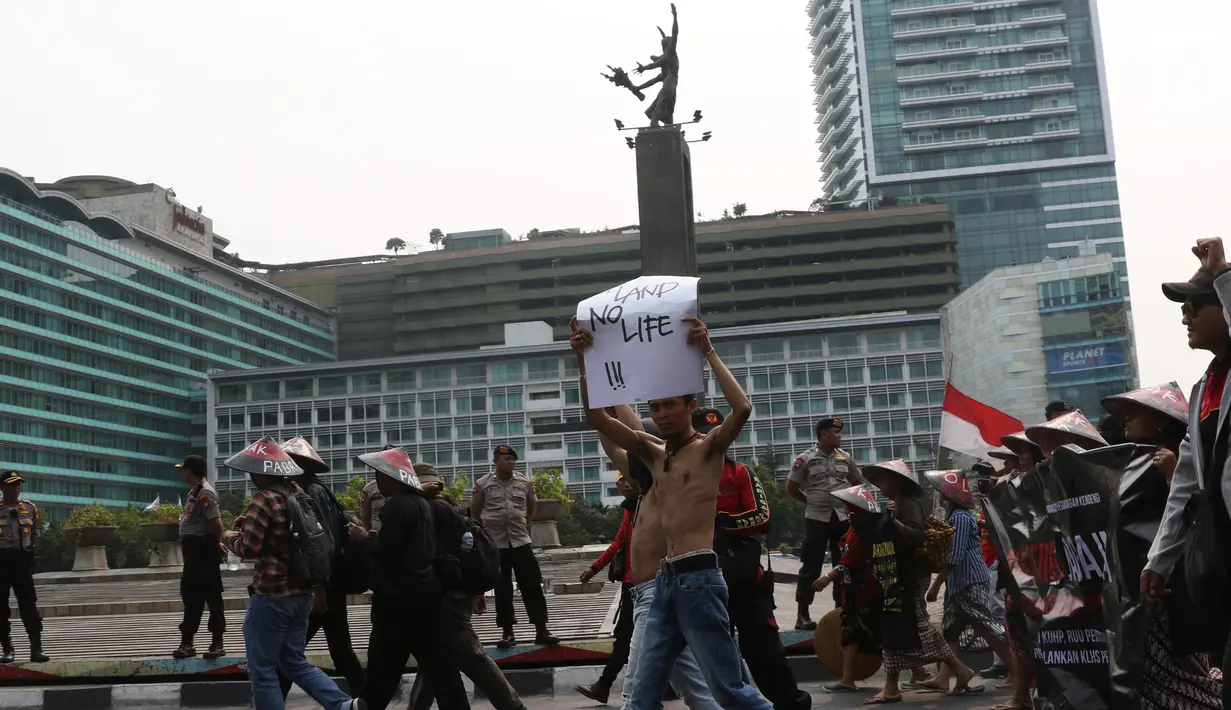 Massa dari berbagai elemen berjalan kaki menuju gedung DPR, melintasi Bundaran Hotel Indonesia (HI), Jakarta, Selasa (25/9/2019). Sambil membawa berbagai poster, mereka bergerak ke DPR untuk berunjuk rasa menolak sejumlah revisi dan rancangan UU yang menuai polemik. (Liputan6.com/Angga Yuniar)