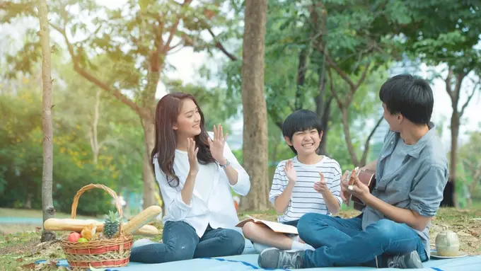 Sebuah keluarga kecil sedang mengadakan piknik (Foto Dok: Freepik/mkitina4)