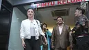 Pedangdut Dewi Persik didampingi suaminya, Angga Wijaya serta pengacara seusai membuat laporan di Polda Metro Jaya, Jakarta, Senin (4/12). Pihak Dewi Perssik resmi melaporkan balik petugas Transjakarta, Harry Maulana Saputra (Liputan6.com/Herman Zakharia)