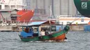 Sebuah perahu membawa penumpang di Tanjung Priok, Jakarta, Senin (17/7). Para nelayan tersebut mengandalakan penyewaan perahu bagi warga Jakarta untuk wisata dan memancing di teluk Jakarta yang berkisar Rp 800 ribu. (Liputan6.com/Angga Yuniar)