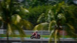 Dia disusul oleh Alex Marquez yang merebut posisi dua. Sedangkan Francesco Bagnaia berhasil kunci posisi ketiga setelah asapi Jorge Martin beberapa kali. (AP Photo/Vincent Thian)