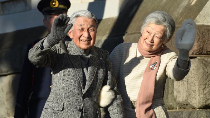 Kaisar Jepang Akihito dan Permaisuri Michiko seusai berjalan-jalan di pantai dekat Hayama Imperial Villa, Prefektur Kanagawa, Senin (21/1). Akihito akan menjadi kaisar pertama yang turun takhta dalam 200 tahun terakhir. (Kazuhiro NOGI/AFP)