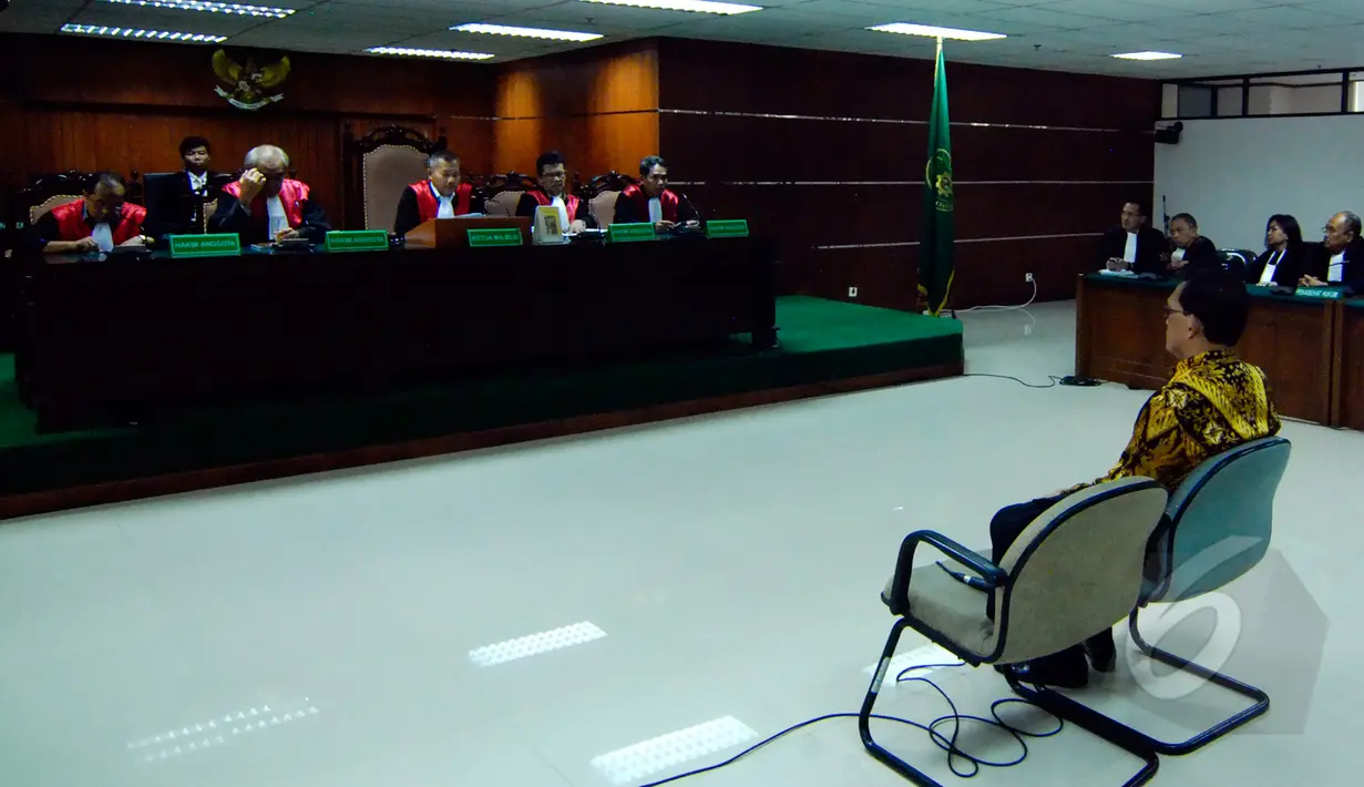 Mantan Wakil Kepala Korlantas Brigjen Pol Didik Purnomo saat mendengarkan pembacaan vonis oleh Majelis Hakim di Pengadilan Tipikor, Jakarta, Rabu (22/4/2015). Didik divonis lima tahun penjara terkait kasus simulator SIM. (Liputan6.com/Yoppy Renato)