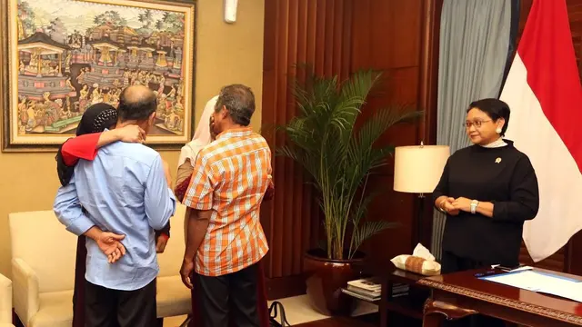 Menteri Luar Negeri RI Retno Marsudi melakukan serah terima dua WNI ke Keluarga (Kemlu RI)