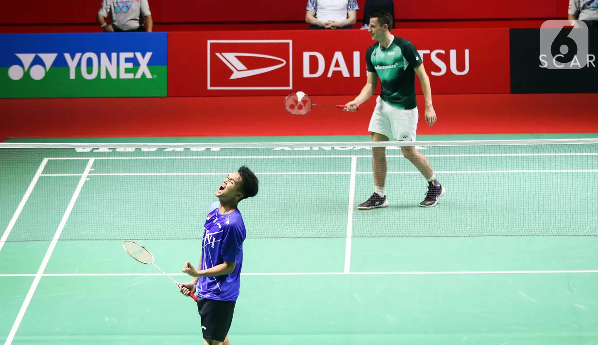 Pebulu tangkis tunggal putra Indonesia Christian Adinata (kiri) melakukan selebrasi usai mengalahkan pebulu tangkis tunggal putra Belanda Mark Caljouw pada babak kualifikasi turnamen Daihatsu Indonesia Masters 2023 di Istora Gelora Bung Karno, Jakarta, Selasa (24/1/2023). Christian Adinata menang atas Mark Caljouw dengan skor 20-22, 21-14, dan 21-17. (Liputan6.com/Herman Zakharia)