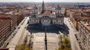 Foto udara pagi pada 30 Maret 2020, Piazza dell'Esquilino di depan basilika Santa Maria Maggiore yang sepi selama penerapan lockdown di Roma. Roma menjelma bak kota mati pasca pemerintah Italia memberlakukan aturan lockdown untuk mencegah penyebaran virus corona. (Elio CASTORIA/AFP)