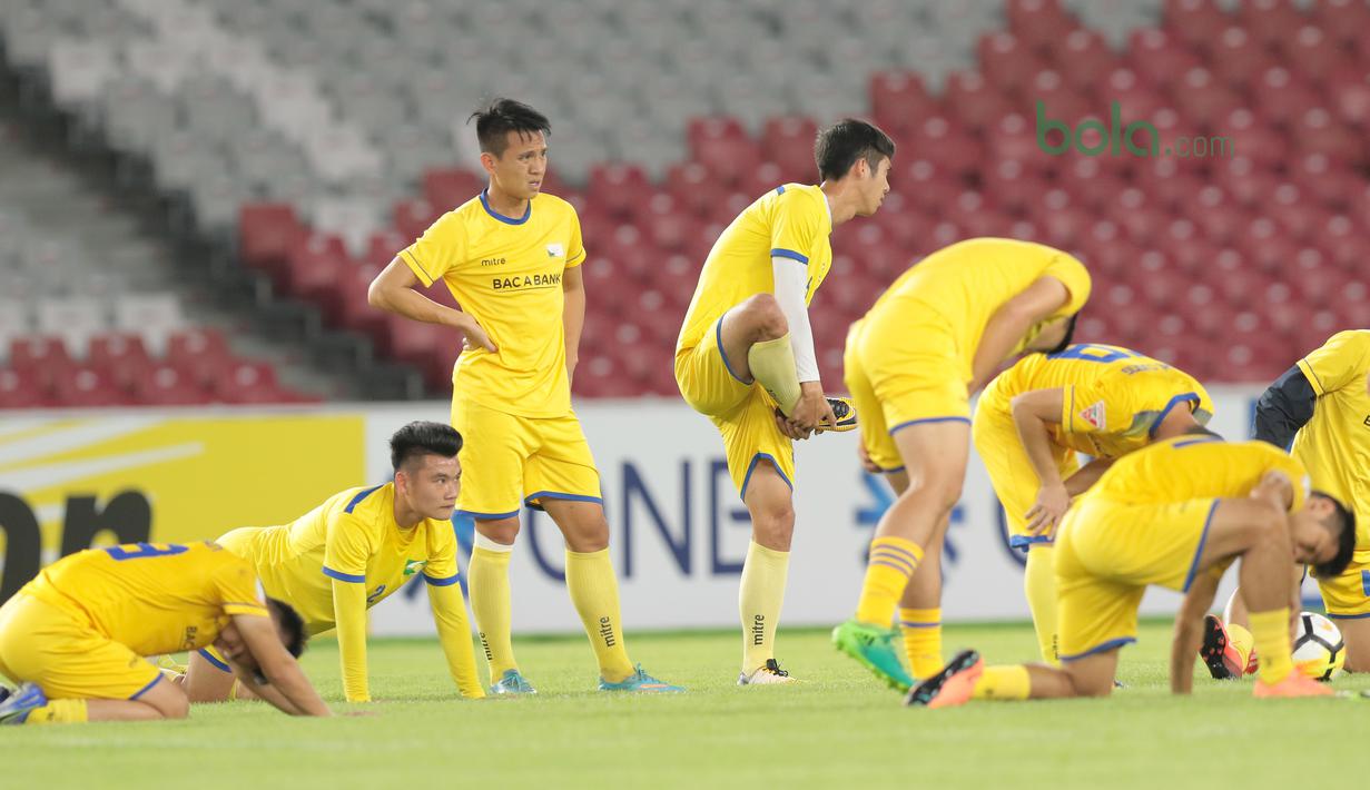 Gaya pemain Song Lam Nghe An FC melakukan pemanasan saat berlatih jelang Piala AFC 2018 di Stadion Utama GBK, Senayan, Jakarta, (13/3/2018). Song Lam Nghe An FC akan melawan Persija di Grup H. (Bola.com/Nick Hanoatubun)