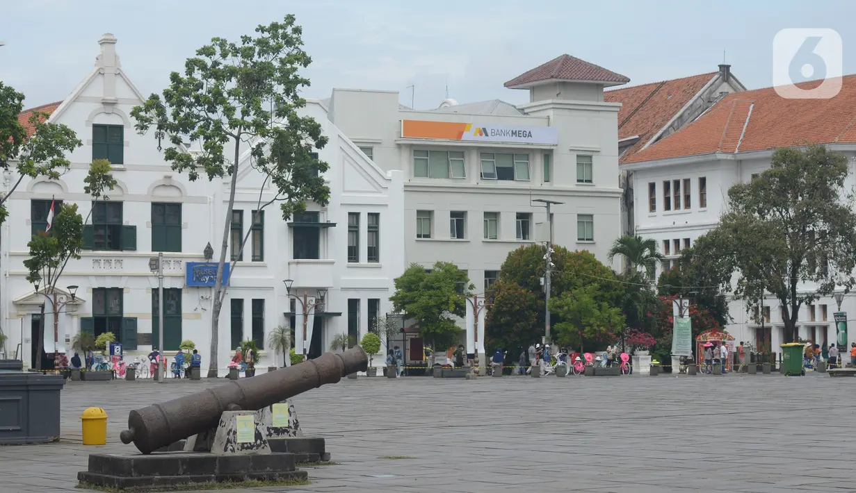 Suasana kawasan Kota Tua, Jakarta, Jumat (31/12/2021).  Menyambut pergantian malam Tahun Baru 2022, kawasan kota Tua ditutup untuk sementara pada 31 Desember 2021 hingga 1 Januari 2022 untuk mencegah keramaian dan penyebaran Covid-19 varian Omicron. (merdeka.com/Imam Buhori)