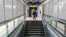 Warga berjalan di Stasiun Matraman, Jakarta, Jumat (17/6/2022). Uji coba pengoperasian Stasiun Matraman yang berada di antara lintas Stasiun Manggarai dan Stasiun Jatinegara ini diharapkan dapat menjadi salah satu alternatif bagi pengguna untuk naik dan turun selain di kedua stasiun tersebut. (Liputan6.com/Herman Zakharia)