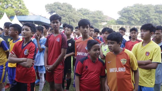 Ratusan peserta terlihat antusias mengikuti seleksi hari pertama Allianz Explorer Camp 2019 yang berlangsung di Stadion PSPT, Jakarta Selatan. (Bola.com/Vitalis Yogi Trisna)