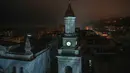 <p>Sebuah menara Bank Nasional Ukraina terlihat saat pemadaman listrik di Kiev, Ukraina, 6 November 2022. Pada beberapa pekan terakhir, jutaan warga Ukraina mengalami pemadaman listrik dan air karena serangan udara Rusia yang menargetkan infrastruktur vital. (AP Photo/Andrew Kravchenko)</p>