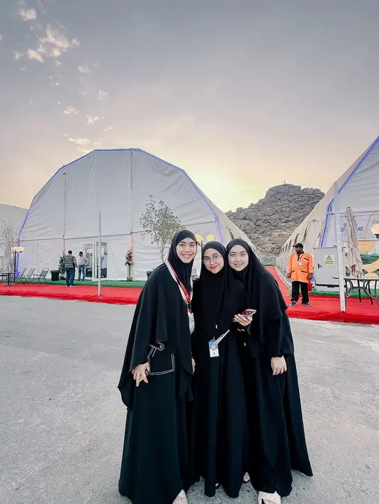 Ria Ricis Ricis dan dua kakaknya, Oki Setiana Dewi dan Shindy Putri berkesempatan merayakan Idul Adha 2024 di Tanah Suci. begini tampilan kompak mereka kenakan gamis dan hijab syar’i serba hitam. [@okisetianadewi]
