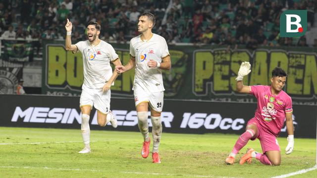 Persebaya Surabaya melawan Madura United.