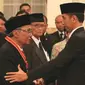 Politisi senior PDI Perjuangan, Sabam Sirait saat dianugerahi penghargaan Bintang Mahaputra Utama oleh Presiden Jokowi di Istana Negara, Jakarta, Kamis (13/8/2015). (Ist)