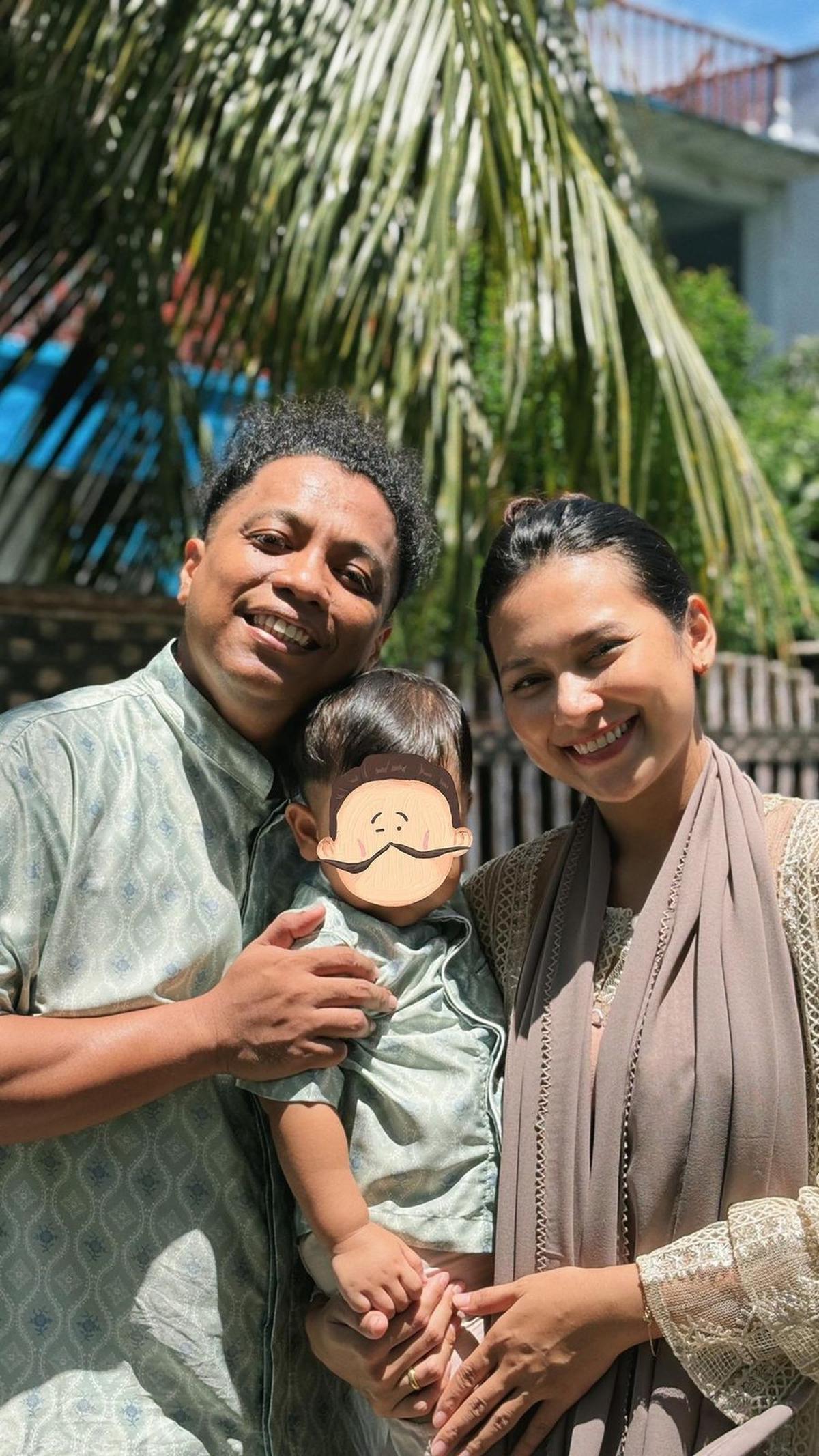 Dalam beberapa kesempatan, mereka menggunakan stiker untuk menutupi wajah sang anak dalam foto-foto yang mereka bagikan.<br>