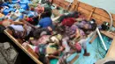 Sejumlah jenazah pengungsi Somalia yang tewas akibat serangan sebuah helikopter di lepas pantai Yaman, Jumat (17/3). Para pengungsi Somalia tersebut tewas usai ditembak oleh helikopter saat berada di atas sebuah kapal. (AFP Photo/STR)