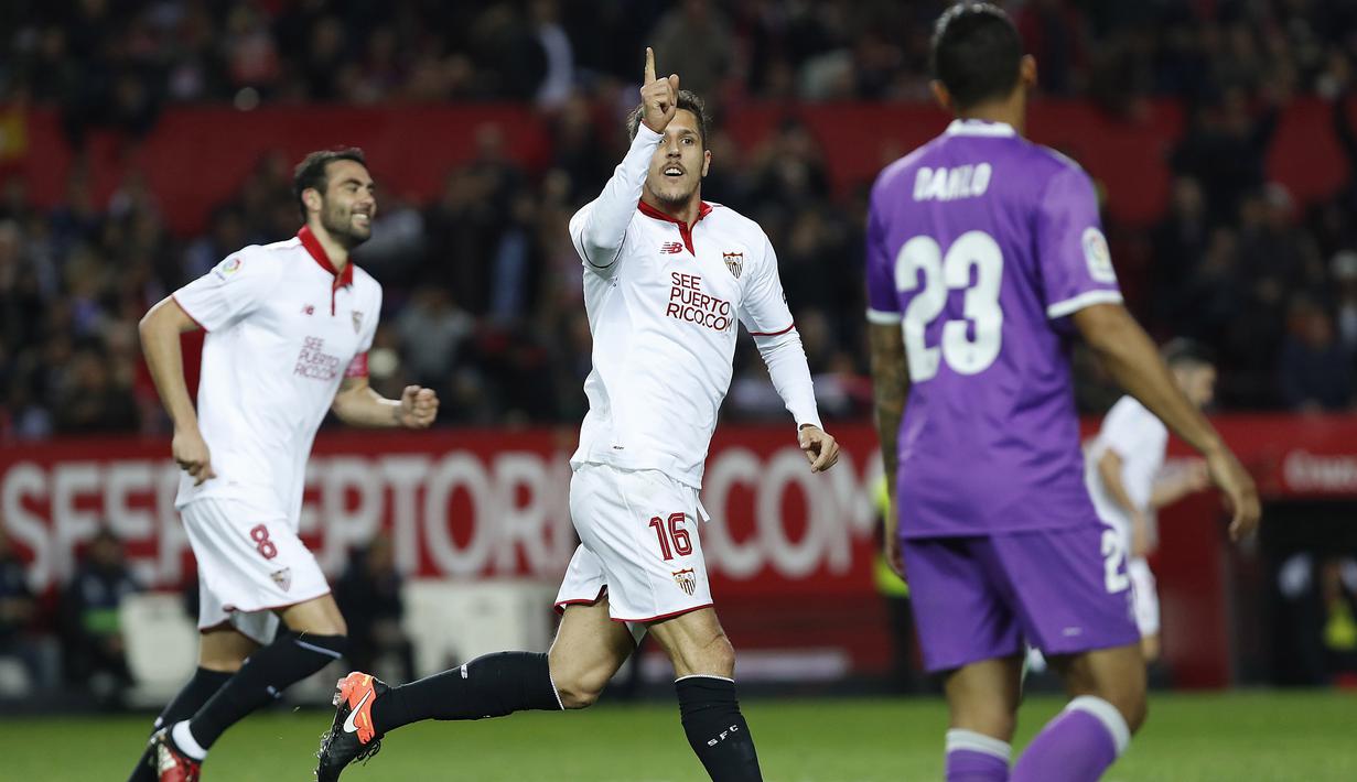 Pemain Sevilla, Stevan Jovetic (tengah) merayakan gol saat melawan Real Madird pada laga Copa Del Rey di Ramon Sanchez Pizjuan stadium, Seville (12/1/2017). real Madird bermain imbang 3-3. (EPA/Raul Caro)