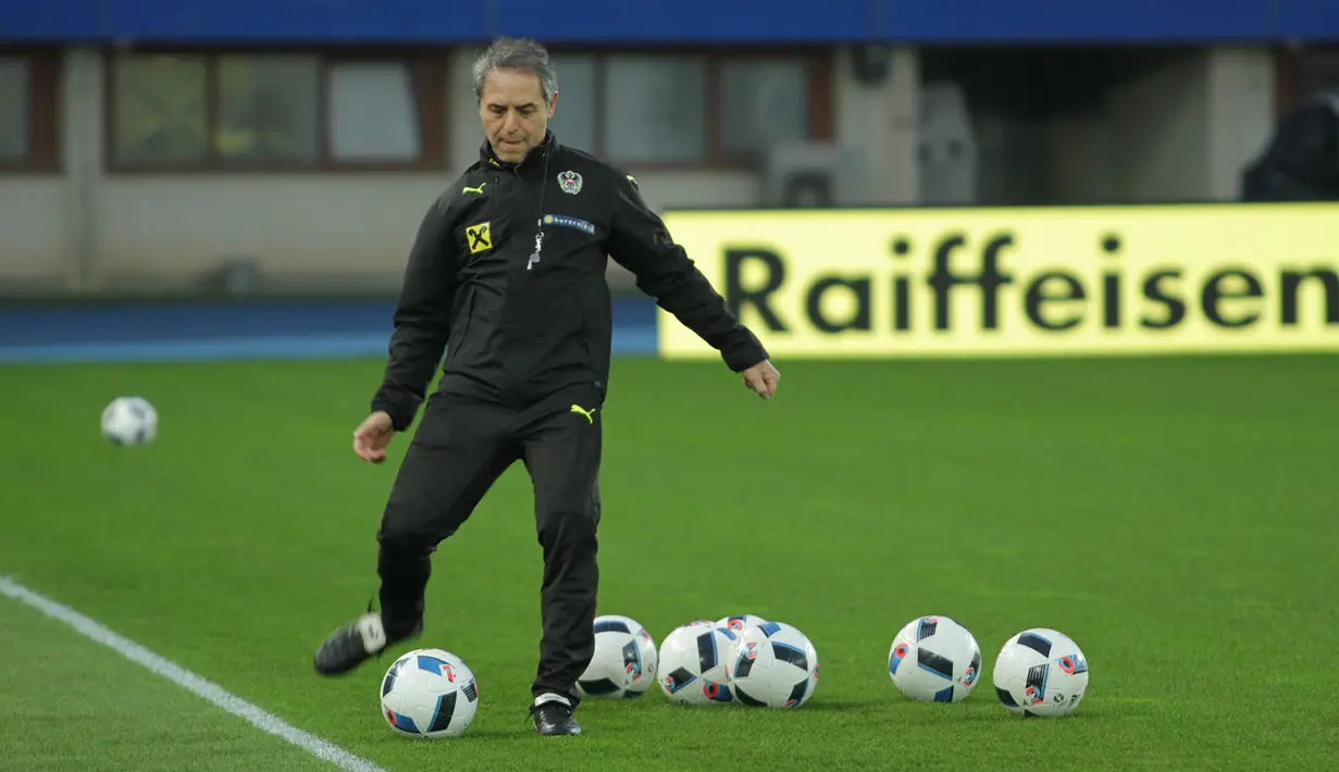 Pelatih Timnas Austria, Marcel Koller, memamerkan kemampuannya dalam menendang si kulit bundar. (Bola.com/Reza Khomaini)